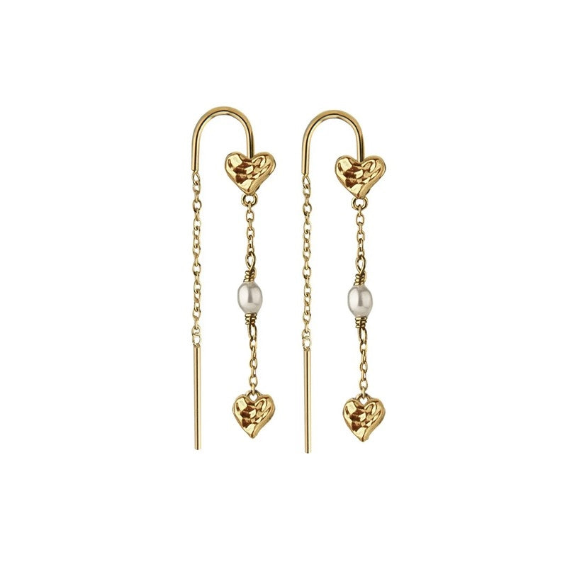 Beloved øreringe fra Jeberg Jewellery i forgyldt sølv med kæde, perler og hjerter.